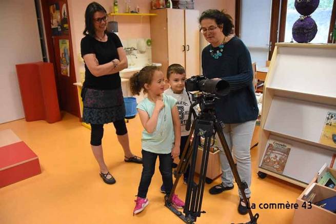 L&#039;enseignante Séverine Barriol et la réalisatrice Carine Loubeau.|||||