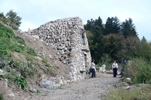 Queyrières : une oeuvre-refuge créée le long du chemin de Saint-Jacques de Compostelle (vidéo)