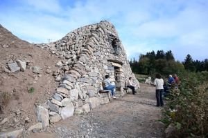 Queyrières : une oeuvre-refuge créée le long du chemin de Saint-Jacques de Compostelle (vidéo)