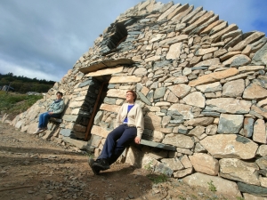 Queyrières : une oeuvre-refuge créée le long du chemin de Saint-Jacques de Compostelle (vidéo)