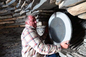 Queyrières : une oeuvre-refuge créée le long du chemin de Saint-Jacques de Compostelle (vidéo)