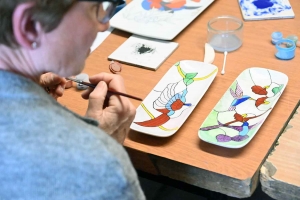 L&#039;atelier de peinture sur porcelaine d&#039;Yssingeaux vous ouvre les bras