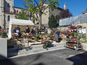 Saint-Pal-de-Mons : un nouveau baby-foot pour les « SympasLoupiots » grâce à la vente de fleurs