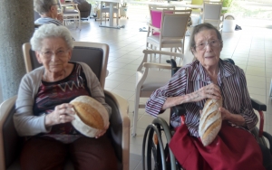 Beauzac : les résidents du foyer Bon Secours font leur pain grâce à un boulanger itinérant