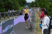 Les athlètes devaient réaliser une boucle à côté de leur vélo avant de se lancer dans la course à pied.