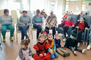 Les bambins invitent Carnaval à la maison de retraite de Bas-en-Basset