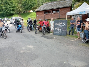 Fay-sur-Lignon : mobylettes et voitures anciennes rassemblées à la Ferme de Mathias