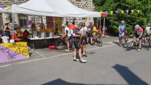 Le ravitaillement des Estables, une agréable halte pour les coureurs de l&#039;Ardéchoise