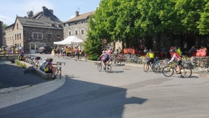 Le ravitaillement des Estables, une agréable halte pour les coureurs de l&#039;Ardéchoise