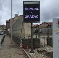 Le panneau est installé entre le foyer et l&#039;école, au bord de la route.