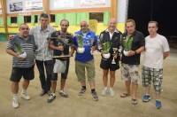 Robert Bruyère (2e en partant de la gauche) a remis le trophée aux trois vainqueurs qui l&#039;entourent : Norbert Francon, Nicolas et Antonio Papotto.