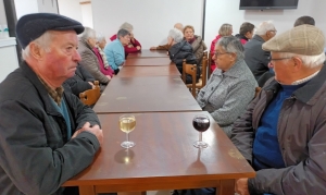 Un verre était partagé à l&#039;auberge du village Crédit DR