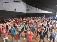 Yssingeaux : Doni Doni fait danser les écoliers de Jean-de-la-Fontaine