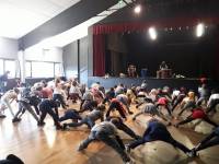 Yssingeaux : Doni Doni fait danser les écoliers de Jean-de-la-Fontaine