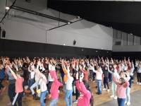 Yssingeaux : Doni Doni fait danser les écoliers de Jean-de-la-Fontaine