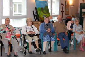 Carole Gentil nourrit sa création auprès des résidents de l&#039;hôpital d&#039;Yssingeaux