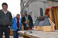 Les chalets de l&#039;Ecureuil de Tence sont positionnés près de l&#039;église.