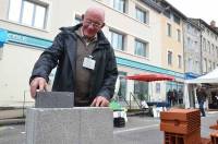 Michel Suc présente un moellon de pierre ponce et son isolant intérieur.