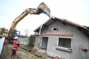 Futur pont de la Loire à Bas-en-Basset : la déconstruction de deux maisons a commencé