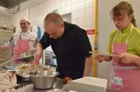 Chaque équipe est composée d&#039;un chef, d&#039;un apprenti en cuisine, d&#039;une personne valide et d&#039;une personne en situation de handicap.