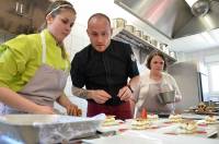 Chaque équipe est composée d&#039;un chef, d&#039;un apprenti en cuisine, d&#039;une personne valide et d&#039;une personne en situation de handicap.