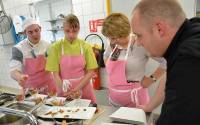 Chaque équipe est composée d&#039;un chef, d&#039;un apprenti en cuisine, d&#039;une personne valide et d&#039;une personne en situation de handicap.