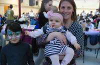 Cassandra Germanangue joliment maquillée avec sa maman et sa petite sœur Enora aux yeux bleus magnifiques.