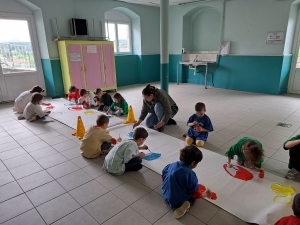 Peinture et musique avec Marie Hebbelynck à l’école Saint-Régis de Lapte