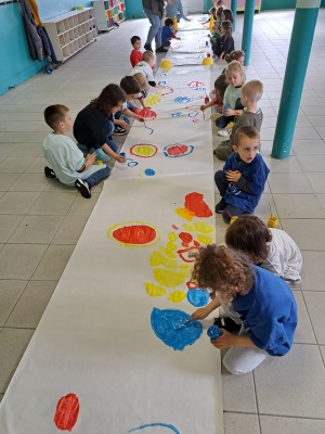 Peinture et musique avec Marie Hebbelynck à l’école Saint-Régis de Lapte