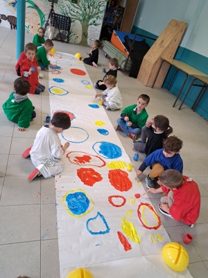 Peinture et musique avec Marie Hebbelynck à l’école Saint-Régis de Lapte