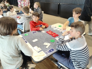 Trois écoles engagées dans un tournoi de bridge à Yssingeaux durant le temps scolaire