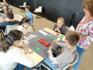 Trois écoles engagées dans un tournoi de bridge à Yssingeaux durant le temps scolaire