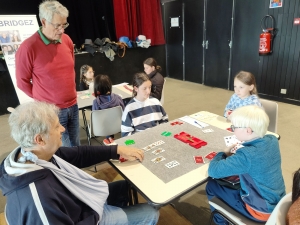 Trois écoles engagées dans un tournoi de bridge à Yssingeaux durant le temps scolaire