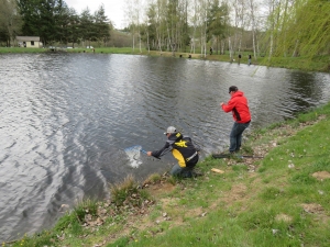 Un concours de pêche truite aux leurres aux étangs Bergougnoux à Saugues le 19 juin