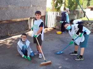 Retournac : l’école Arc-en-Ciel nettoie Mère Nature