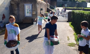 Retournac : l’école Arc-en-Ciel nettoie Mère Nature