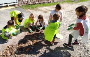 Retournac : l’école Arc-en-Ciel nettoie Mère Nature