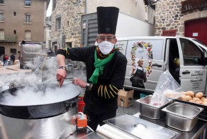 Animateur et cuisinier, DJ Bab Cooker propose des repas à emporter sur les marchés