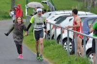 Cédric Guyot main dans la main avec sa fille sur le 28 km.