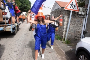 Saint-Romain-Lachalm : un défilé des classes en 0 plein de vie (photos + vidéo)