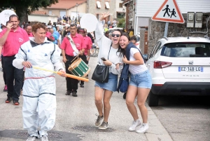 Saint-Romain-Lachalm : un défilé des classes en 0 plein de vie (photos + vidéo)