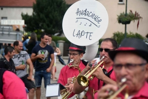 Saint-Romain-Lachalm : un défilé des classes en 0 plein de vie (photos + vidéo)