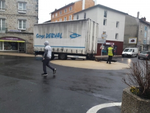 Yssingeaux : une remorque coincée sur un rond-point crée la pagaille en centre-ville