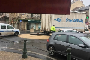 Yssingeaux : une remorque coincée sur un rond-point crée la pagaille en centre-ville