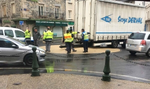 Yssingeaux : une remorque coincée sur un rond-point crée la pagaille en centre-ville