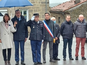 Les Villettes : un recueillement et une décoration pour la commémoration du 11-Novembre