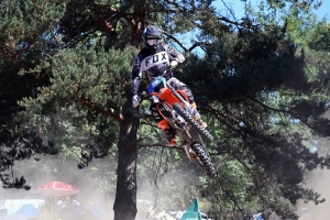 Les pilotes mordent la poussière au motocross de Lapte