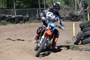 Les pilotes mordent la poussière au motocross de Lapte