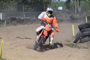 Les pilotes mordent la poussière au motocross de Lapte