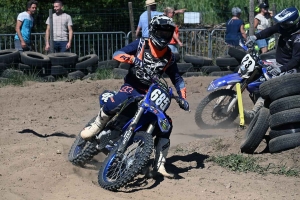 Les pilotes mordent la poussière au motocross de Lapte